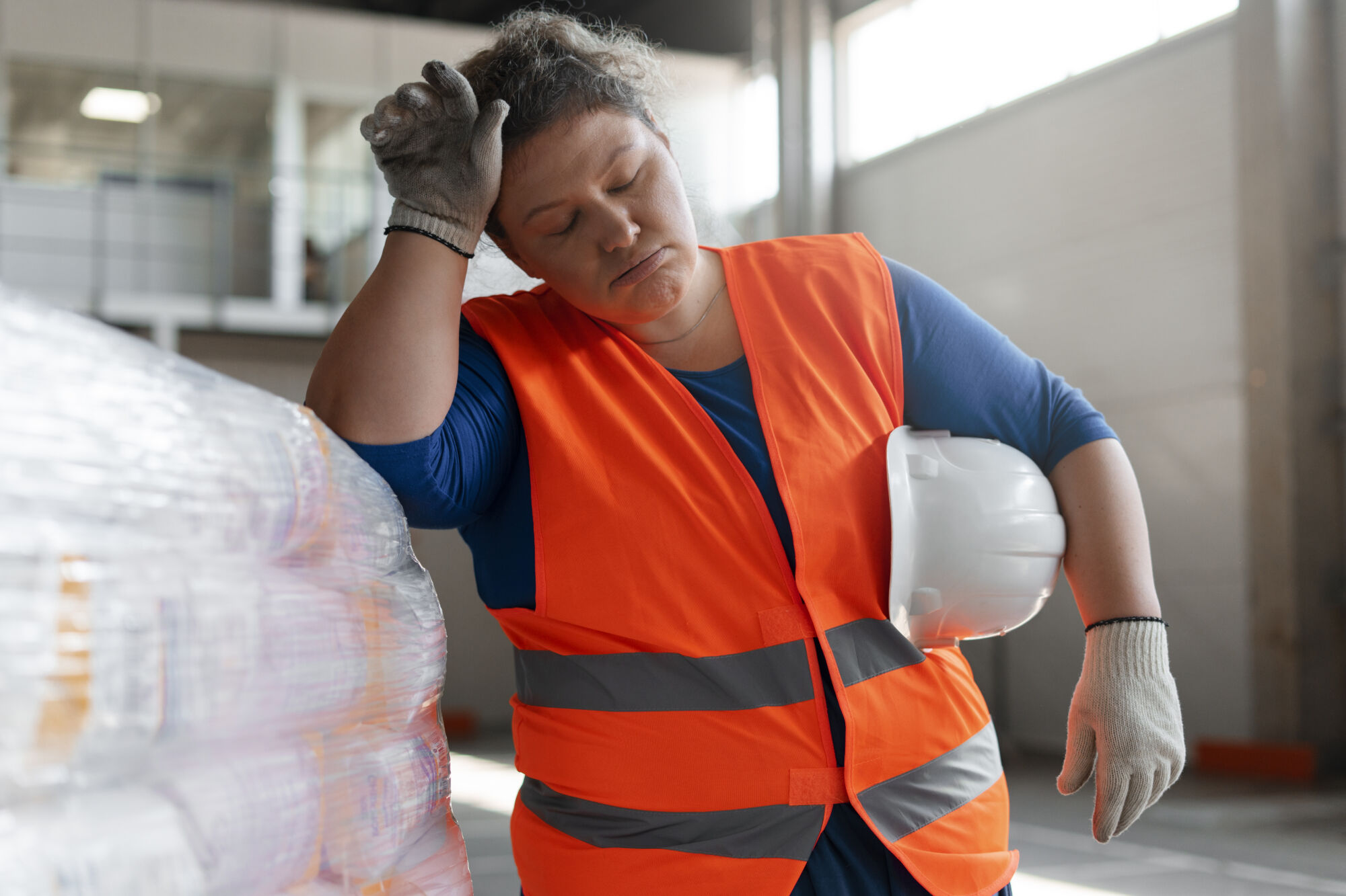 mulher-de-tiro-medio-trabalhando-na-construcao